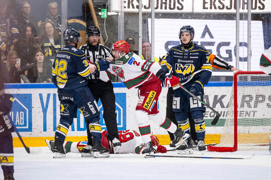 HV71s Oscar Engsund och Modos David Rundblad