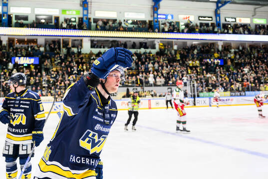 HV71s Oskar Stål-Lyrenäs jublar