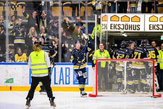HV71s Olle Alsing jublar