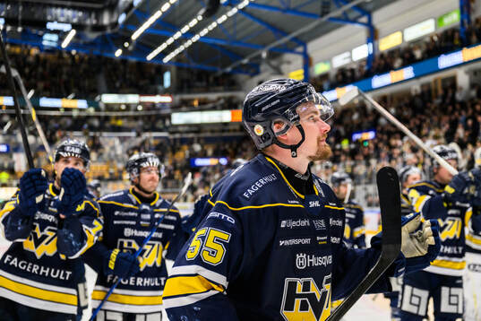 HV71s Mikael Seppälä jublar