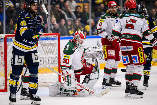 Modos målvakt Lassi Lehtinen deppar