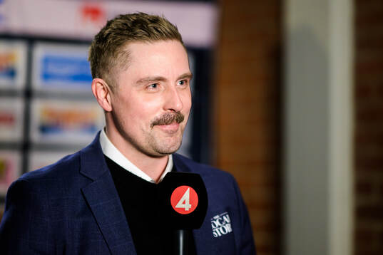 Skellefteås tränare Pierre Johnsson blir intervjuad