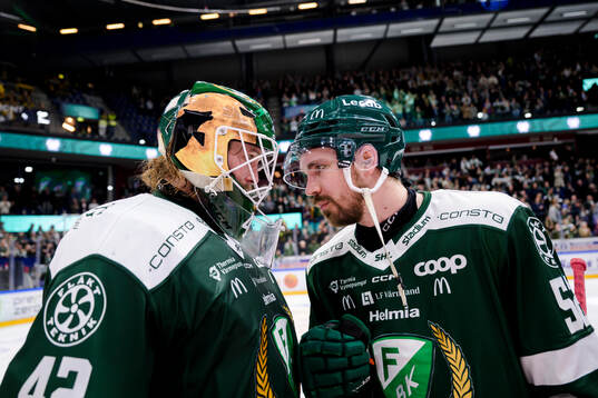 Färjestads målvakt Anders Lindbäck och August Tornberg