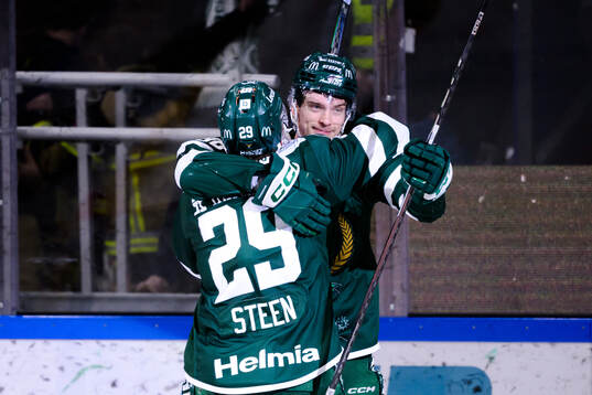 Färjestads Oskar Steen och Marian Studenic jublar