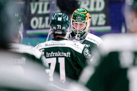 Färjestads målvakt Anders Lindbäck jublar med lagkamrater