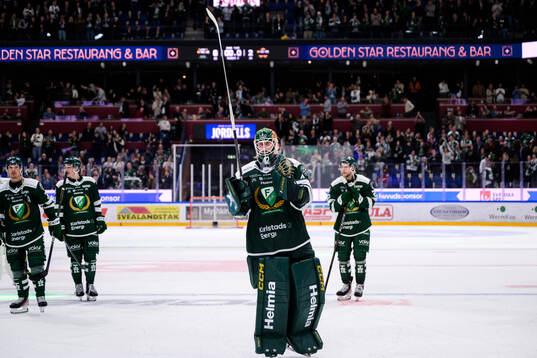 Färjestads målvakt Anders Lindbäck jublar
