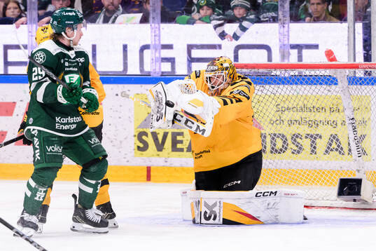 Färjestads Oskar Steen och Skellefteås målvakt Linus