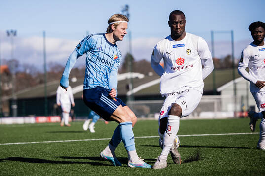 Djurgårdens Tobias Gulliksen och KuPS Ib­ra­him Cis­sé
