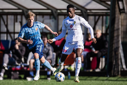 Djurgårdens Hampus Finndell och KuPS Mohamed Toure