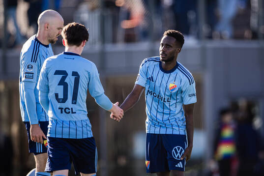 Djurgårdens Tokmac Nguen tackar Alexander Andersson