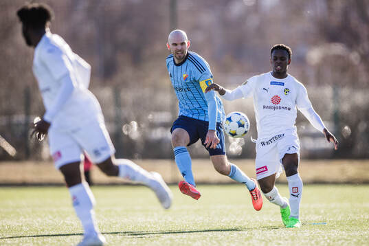 Djurgårdens Marcus Danielson och KuPS Joslyn Luyeye-Lutumba