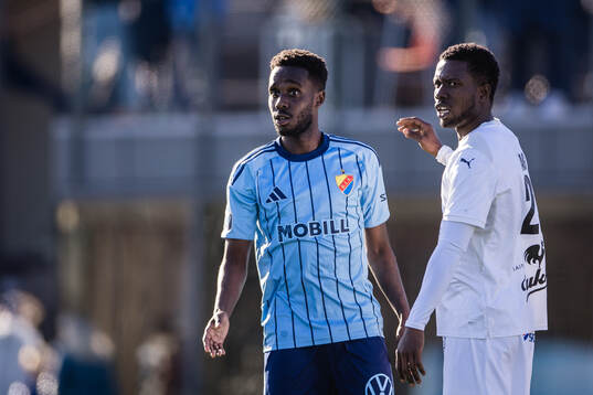 Djurgårdens Tokmac Nguen deppar bredvid KuPS Derrick Atta