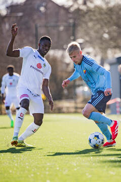 Djurgårdens Viktor Bergh och KuPS Mohamed Toure