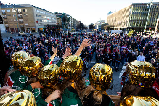 Spelarna jublar framför supportar