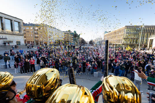 Spelarna firar med supportrar på Göta platsen