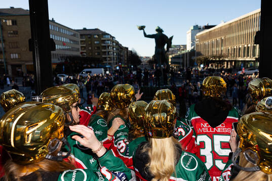 Spelarna firar med supportrar på Göta platsen