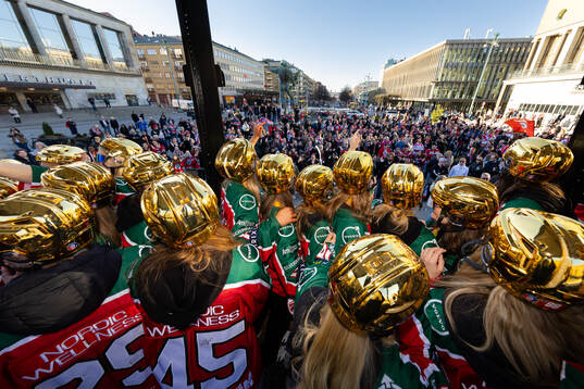 Spelarna firar med supportrar på Göta platsen