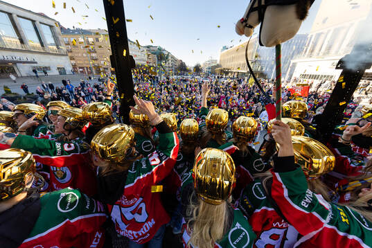 Spelarna firar med supportrar på Göta platsen