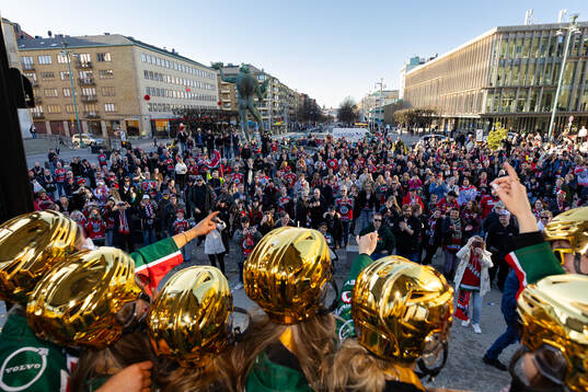 Spelarna firar med supportrar på Göta platsen