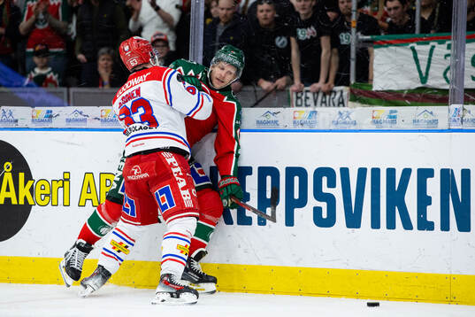 Timrås Elmeri Eronen tacklar Frölundas Max Friberg