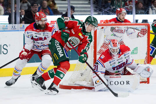 Frölundas Jacob Peterson och Timrås målvakt Tim Juel