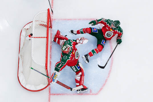 Frölundas målvakt Lars Johansson räddar ett avslut från