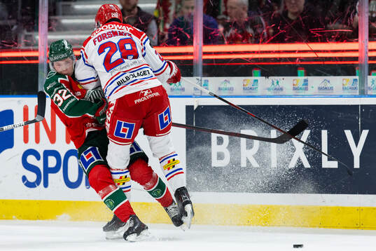 Frölundas Noah Hasa blir tacklad av Timrås Simon Forsmark