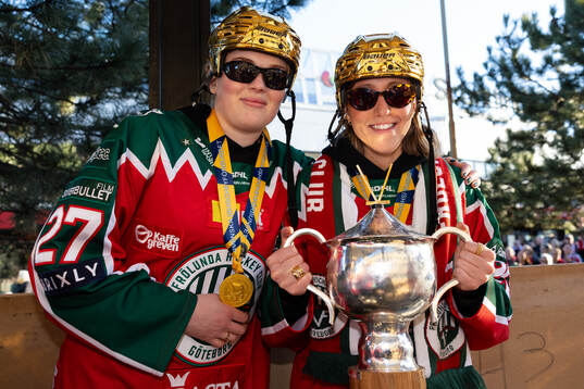 Frölundas Linnéa Pettersson Dove och Hanna Olsson poserar