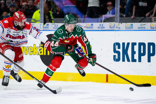 Timrås Per Svensson och Frölundas Noah Dower Nilsson