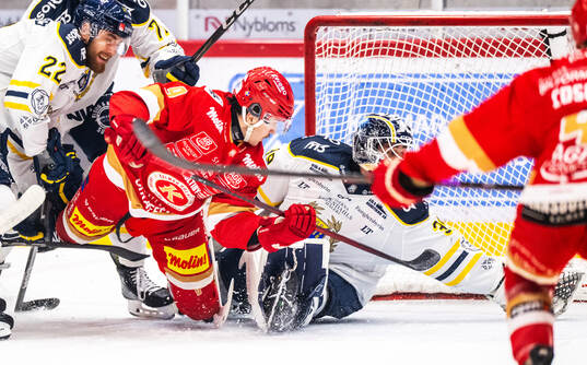 Kalmars Albin Nilsson och Södertäljes målvakt Oliver