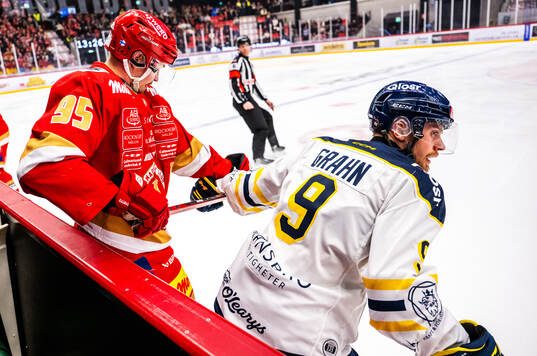 Kalmars Teemu Väyrynen och Södertäljes Viktor Grahn