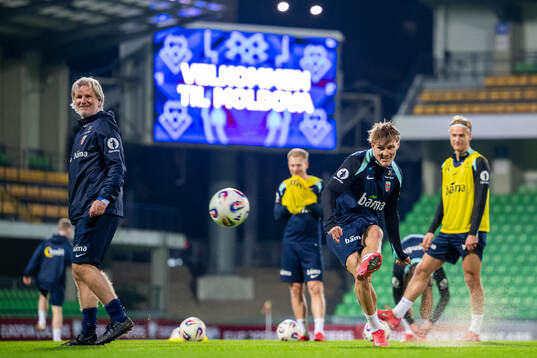 Assistant coach Kent Bergersen and Martin Ødegaard of the