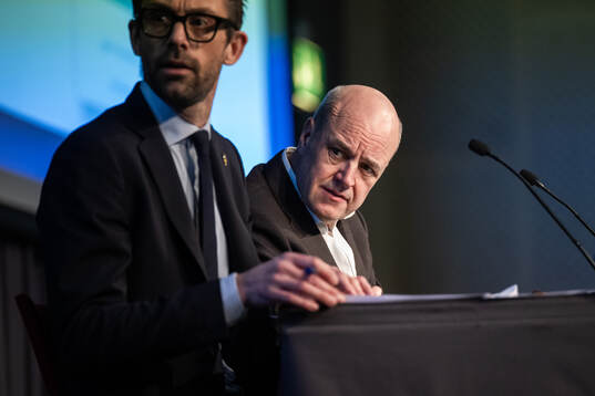 Tobias Tibell och ordförande Fredrik Reinfeldt