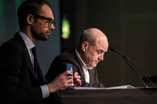 Tobias Tibell och ordförande Fredrik Reinfeldt