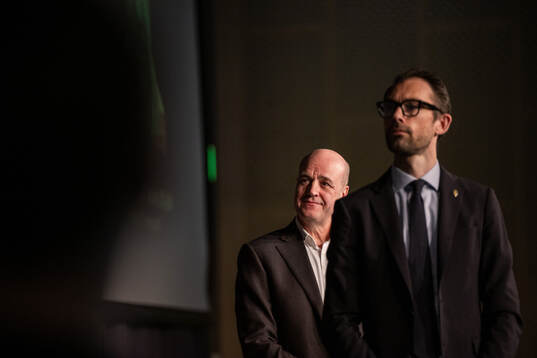 Tobias Tibell och ordförande Fredrik Reinfeldt