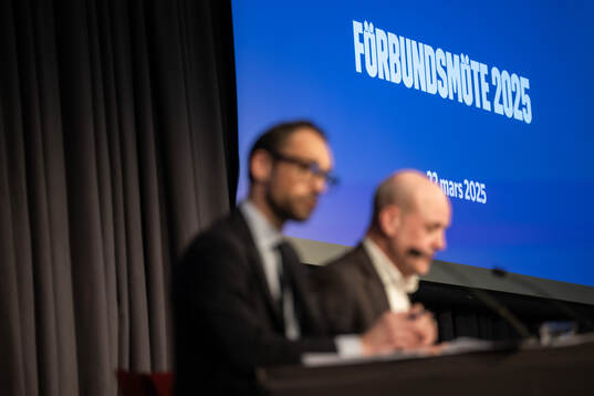 Tobias Tibell och ordförande Fredrik Reinfeldt