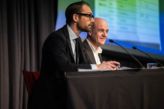 Tobias Tibell och ordförande Fredrik Reinfeldt