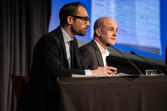 Tobias Tibell och ordförande Fredrik Reinfeldt