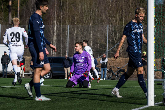 Värnamos målvakt Hugo Keto och Victor Larsson deppar
