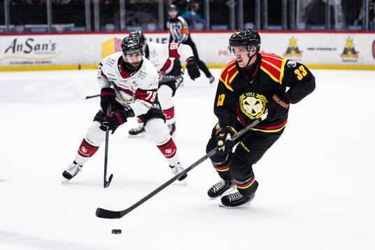 Malmö Redhawks Robin Hanzl och Brynäs Jakob Silfverberg