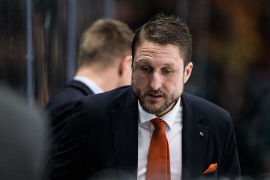 Malmö Redhawks tränare Tomas Kollar deppar