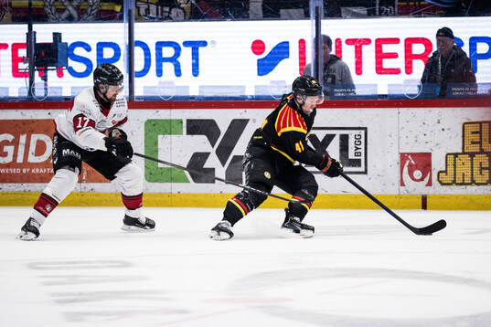 Malmö Redhawks Johan Ivarsson och Brynäs Greg Scott