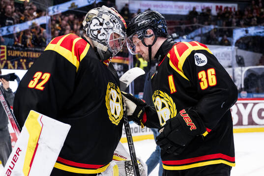 Brynäs målvakt Ludvig Persson och Linus Ölund jublar