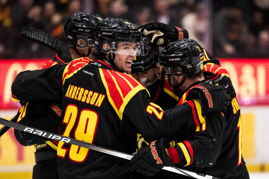 Brynäs Anton Rödin och Axel Andersson jublar
