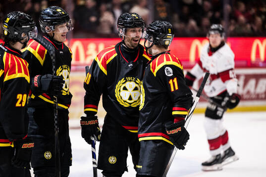 Brynäs Anton Rödin och Jordan Schroeder jublar