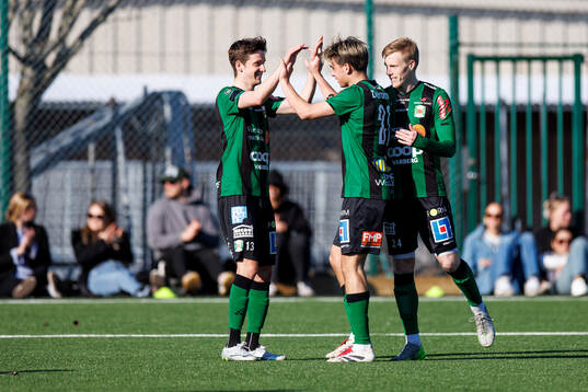 Varbergs Isak Vidjeskog jublar med Olle Edlund och Emil