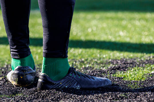 Fotbollsskor på konstgräs