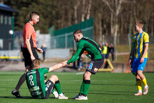 Domare Philip Lindh och Varbergs Gustav Broman och Oliver