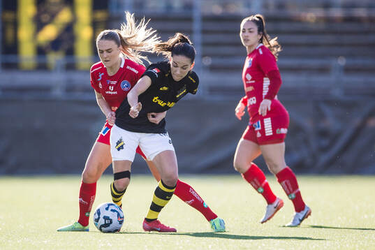Linköpings Irene Dirdal och AIKs Anna Oskarsson