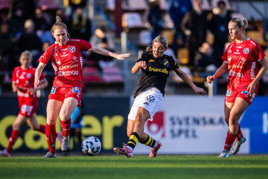 Linköpings Malin Johnsen Brenn och AIKs Nellie Eriksen